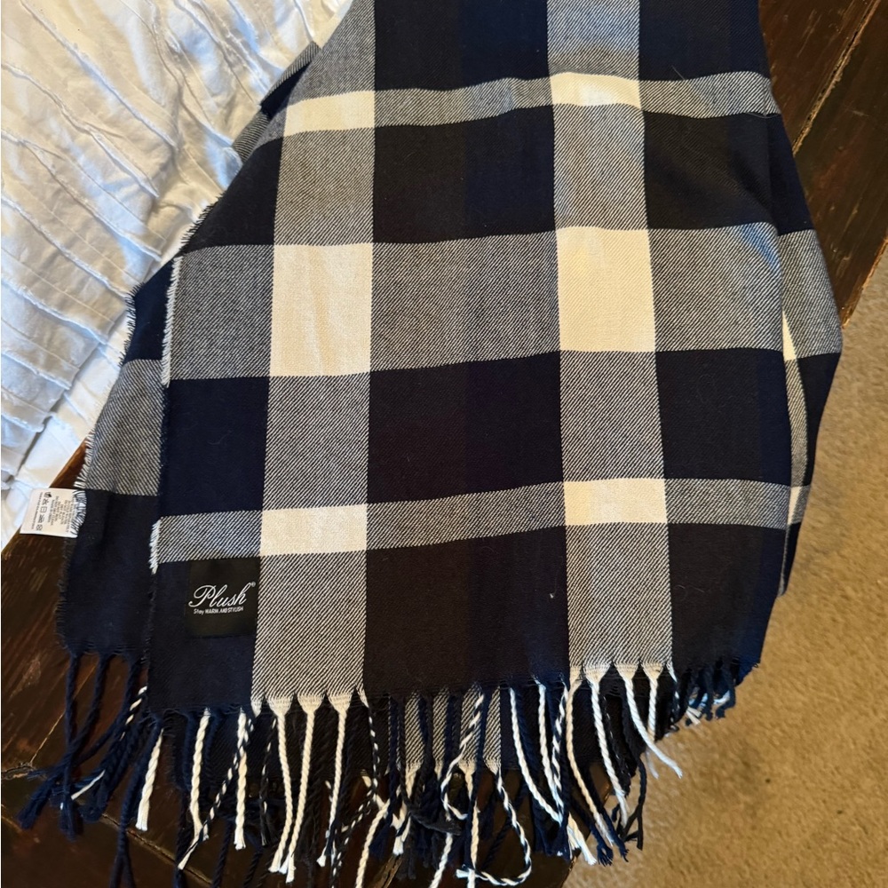 Plaid Plush Blanket Scarf new with out tags